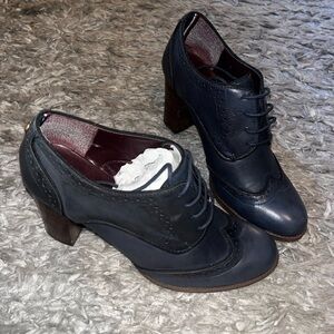 Authentic Tommy Hilfiger Fabiole Blue Oxford Wingtip Bootie Brogue Saddle Heel